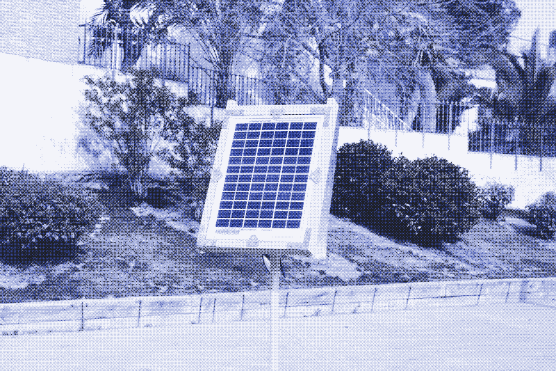 Bild: Ein Solarmodul, das von einem Rahmen auf einem alten IKEA-Lampenständer gehalten wird. Foto von Marie Verdeil