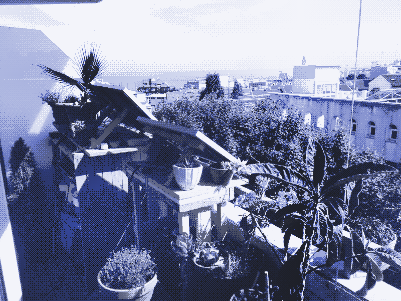 Bild: Zwei kleine Solarstromanlagen (100 Watt und 30 Watt) auf dem Balkon. Foto von Kris De Decker.
