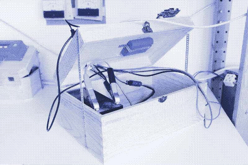 Pierwszy prototyp systemu z akumulatorem kwasowo-ołowiowym (12V, 7Ah) po lewej stronie i baterią Li-Po UPS (3.7 V 6600 mA) po prawej stronie. Akumulator kwasowo-ołowiowy stanowi główny magazyn energii, a bateria Li-Po służy za UPS i pozwala na wyłączenie serwera bez uszkodzenia sprzętu (zostanie później zastąpiona znacznie mniejszą baterią Li-Po).