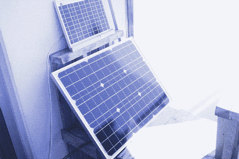 O painel solar fotovoltaico de 50W. Em cima dele está um painel de 10W que alimenta um sistema de iluminação.